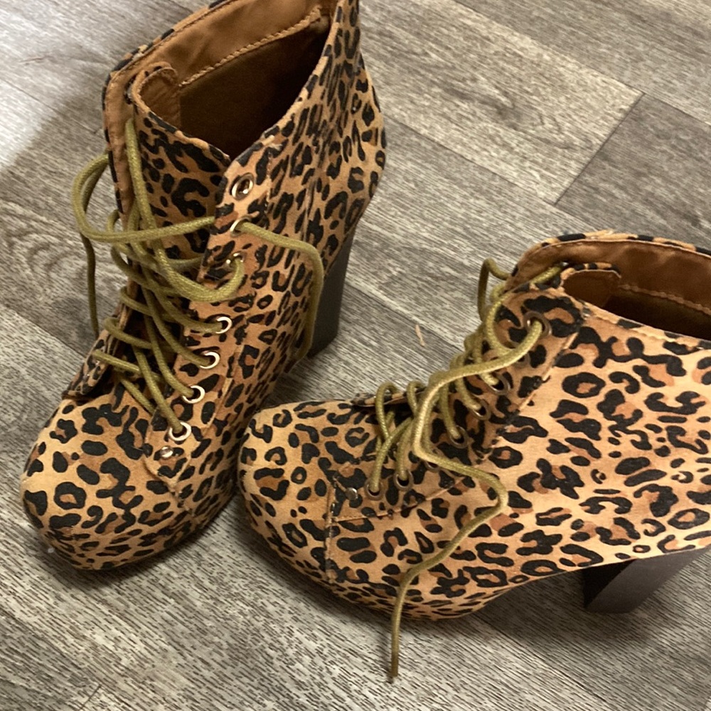 Leopard never used booties size 6 and half